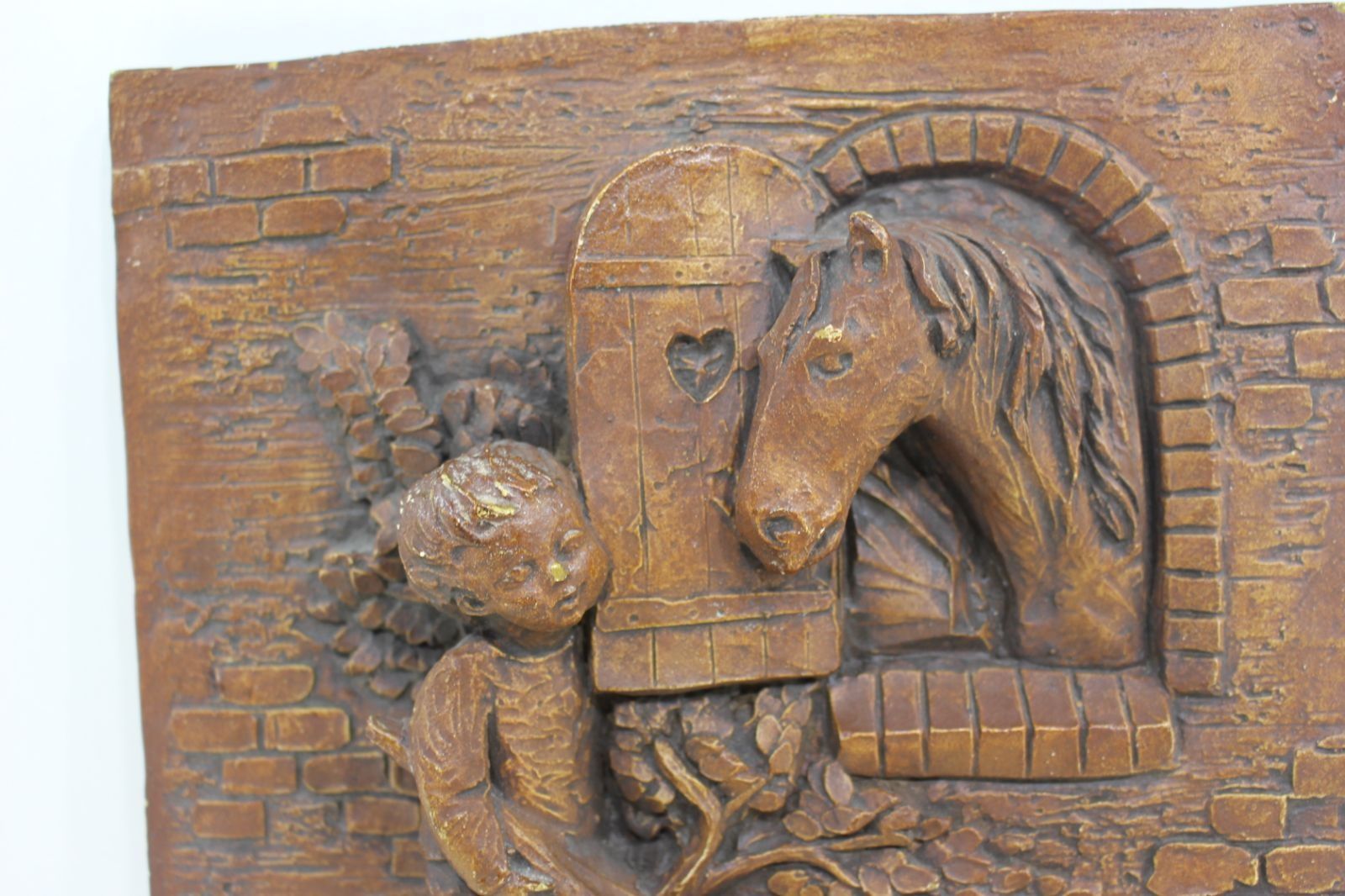Ретро релефно керамично пано Старата конюшна. Внос от Холандия