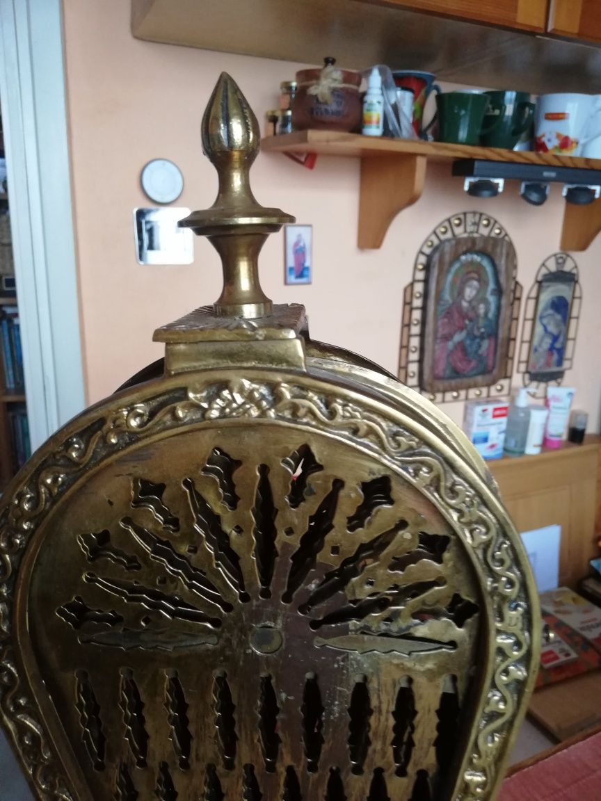 Декоративен екран за камина.