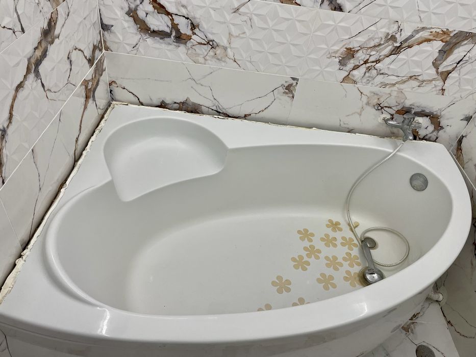 Cada baie pe colt stanga in stare excelenta