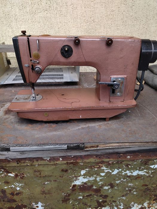 Профессиональная швейная машинка