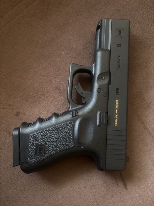 Еърсофт пистолет GLOCK 19 CO2 МЕТАЛНА РАМА от UMAREX Германия
