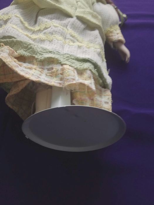 Продавам две порцеланови кукли