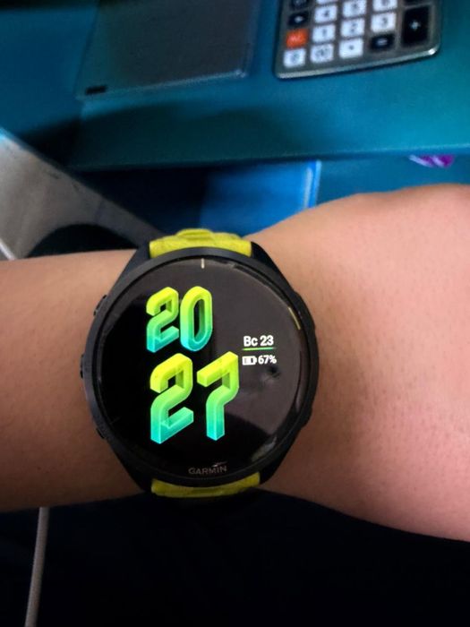 Продам смартчасы Garmin Forerunner 965 черный-желтый