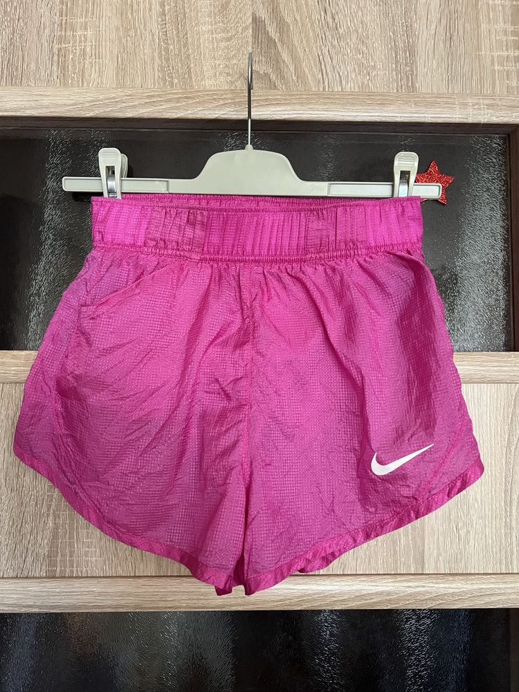Дамски спортни шорти Nike