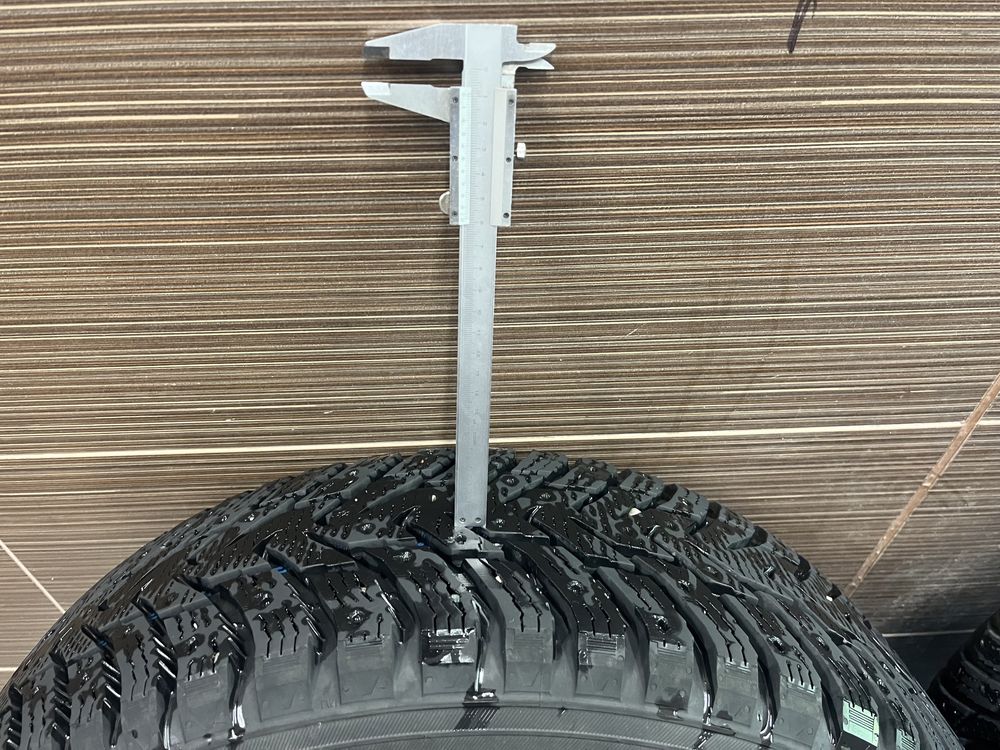 Много запазени зимни гуми Nokian Hakkapelitta 215/70 R16 Toyota Rav 4