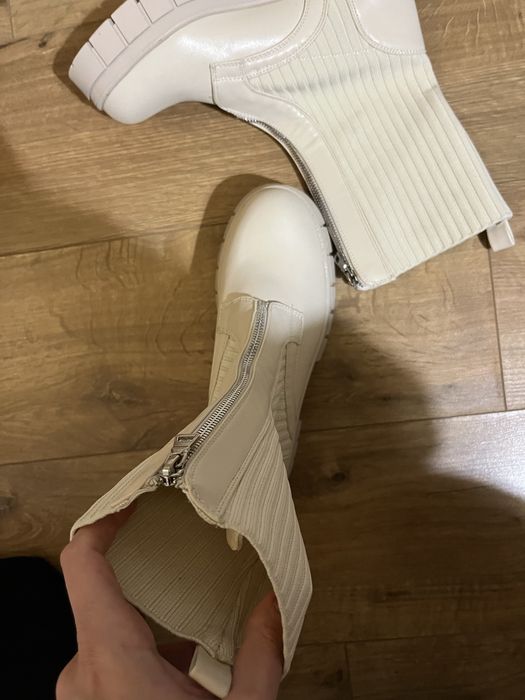 Зимни бежови боти