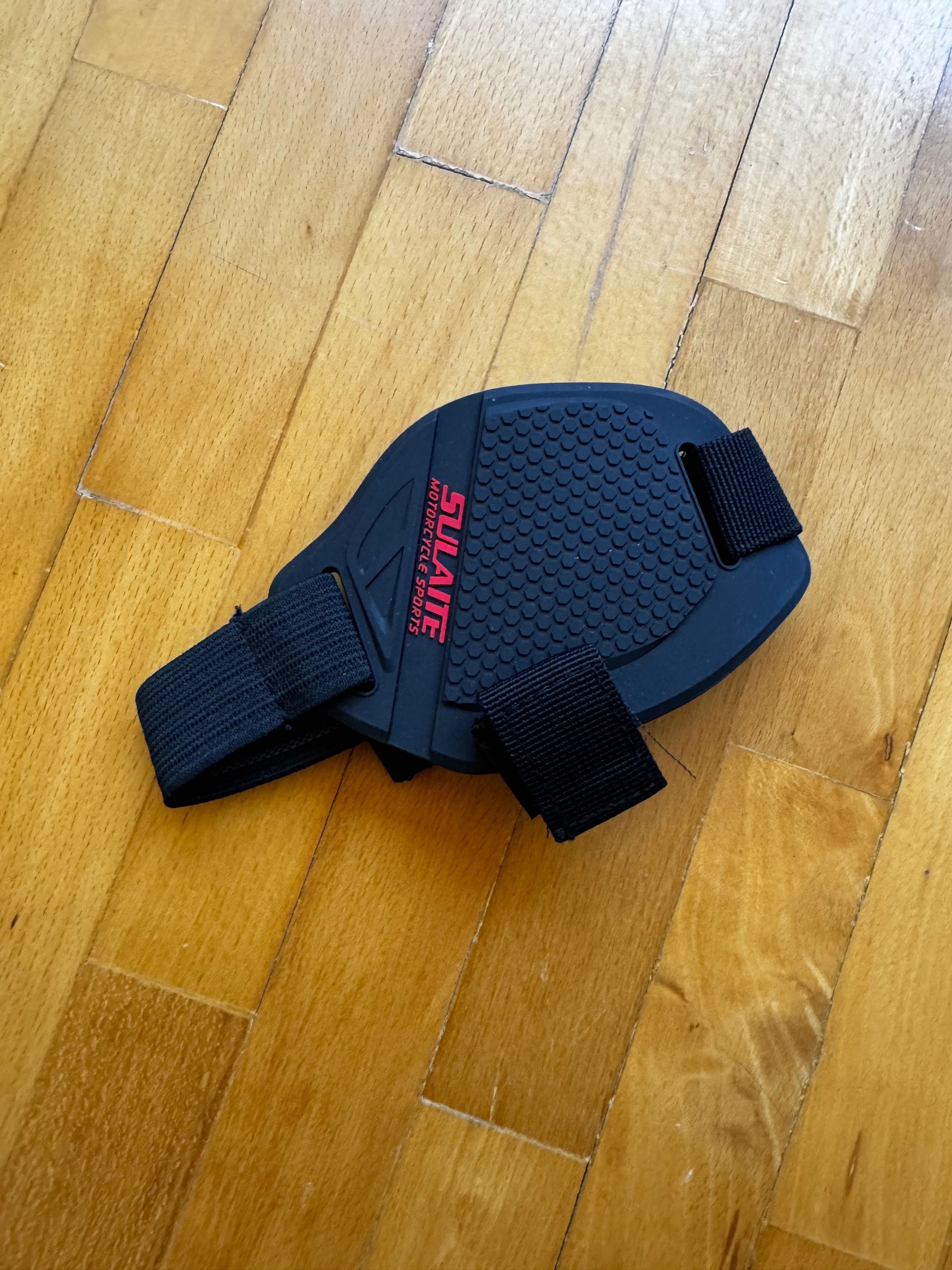 Наколенки O’NEAL PUMPGUN MX Carbon Look с протектор за обувка