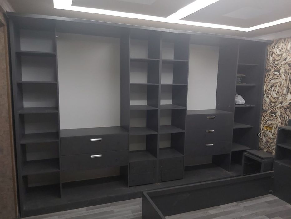 Продам Б/У встроенный шкаф-купе с раздвижными дверями.