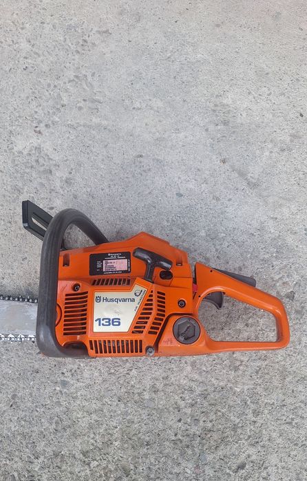 Vând drujba husqvarna 136 ca nouă