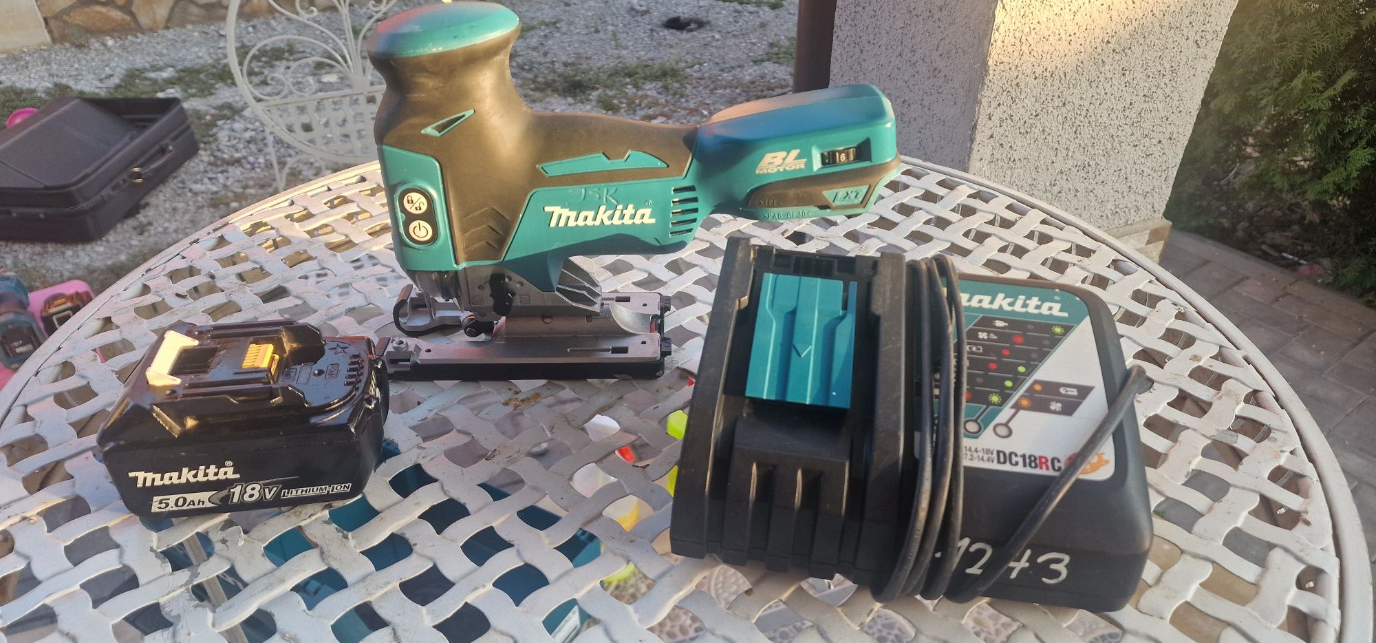 прободен трион Makita DJV181