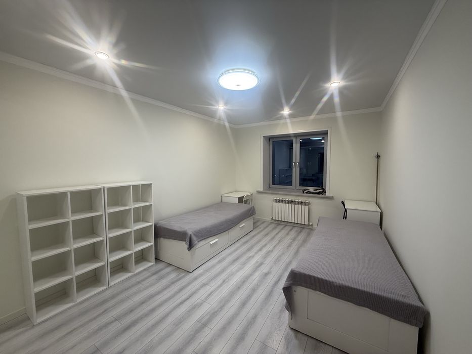 Ikea мебели: стеллаж, стол, стул, тахта