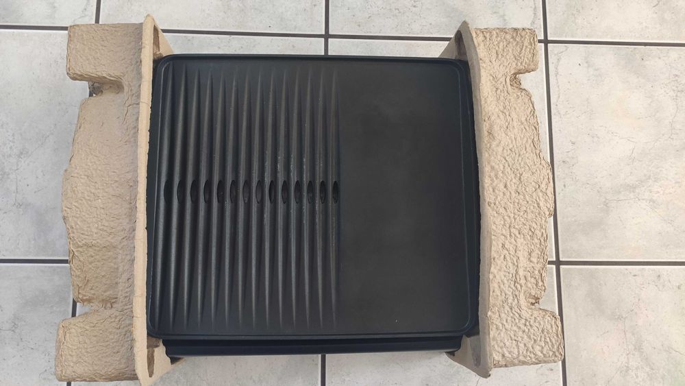 Продавам бездимна, незалепваща скара Philips HD4427