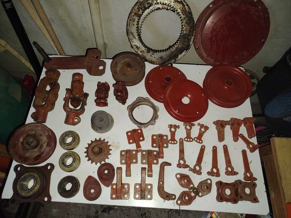 Продавам части за стари камиони и кон