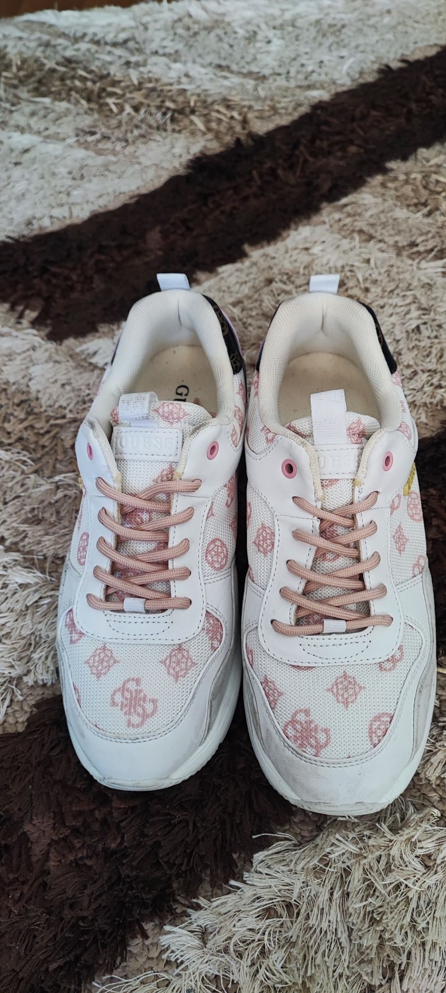 Оригинални сникърси на Guess