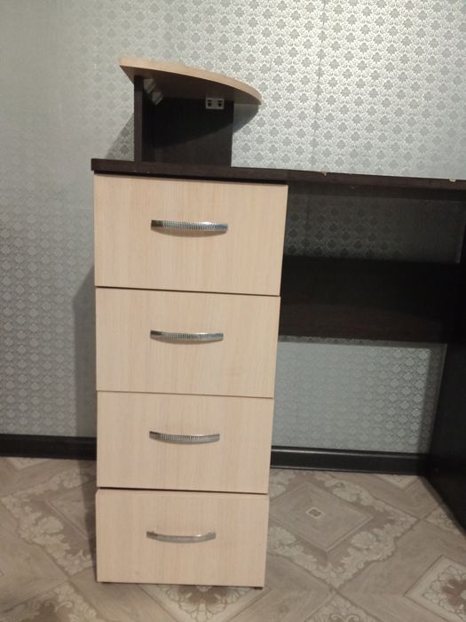 Продам стол компютерный.