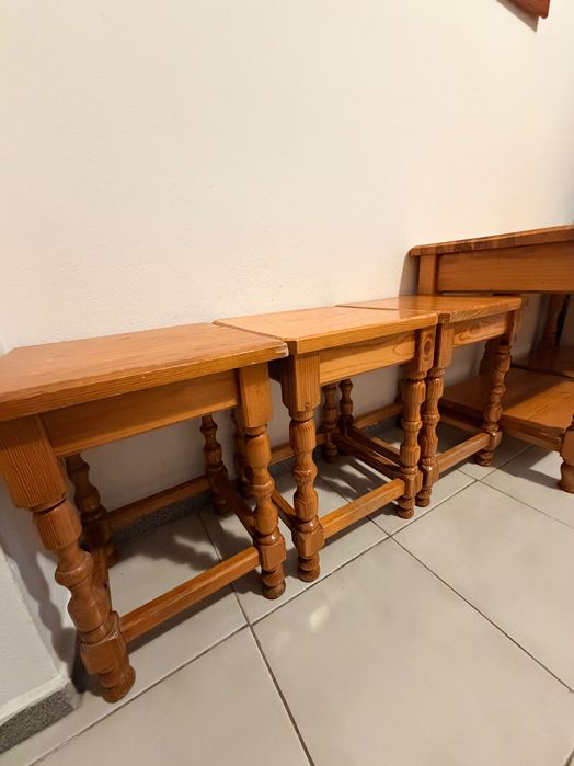 Маса със табуретки от чам