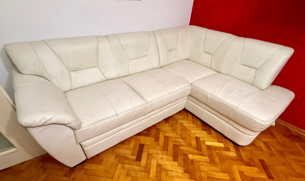 Vând colțar piele naturală, albă.