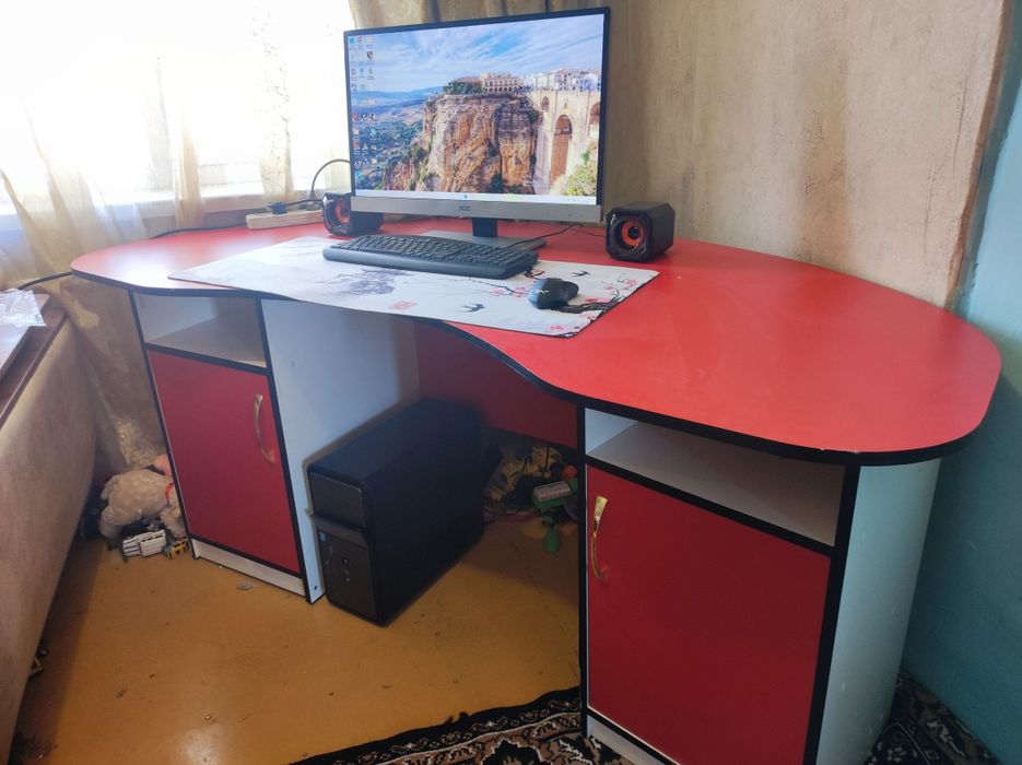 Продам игровой компьютер, стол в подарок
