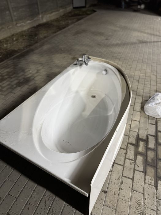 Продается акриловая ванна.