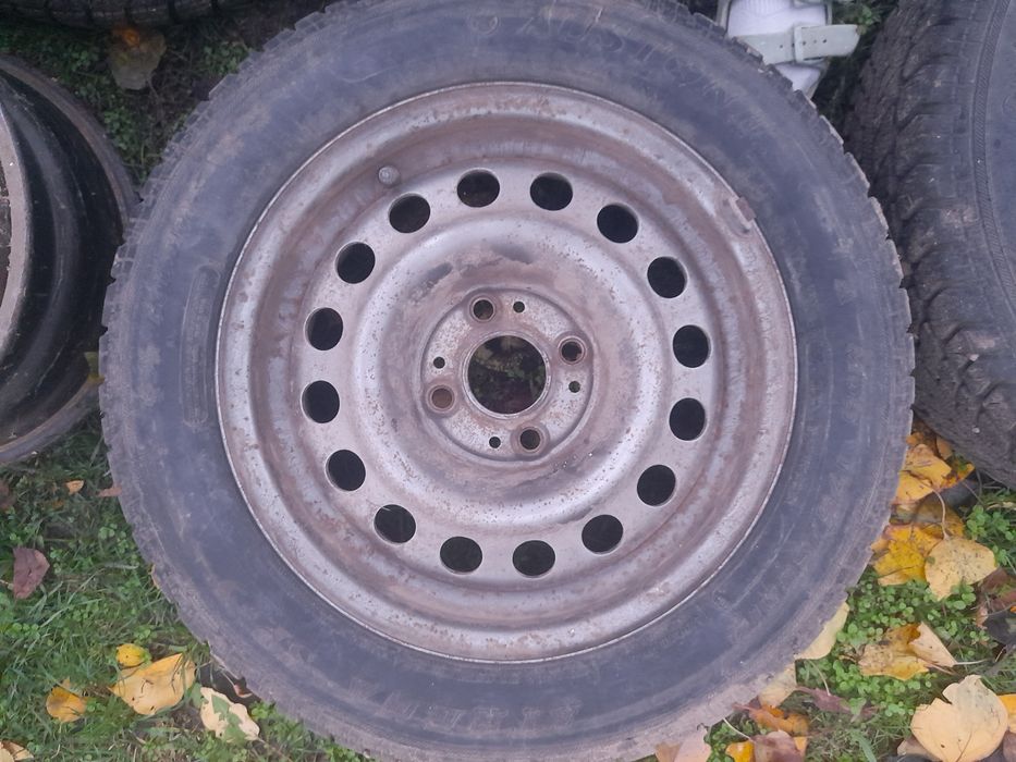 Продавам комплект зимни гуми 175/65 R14 с железни джанти