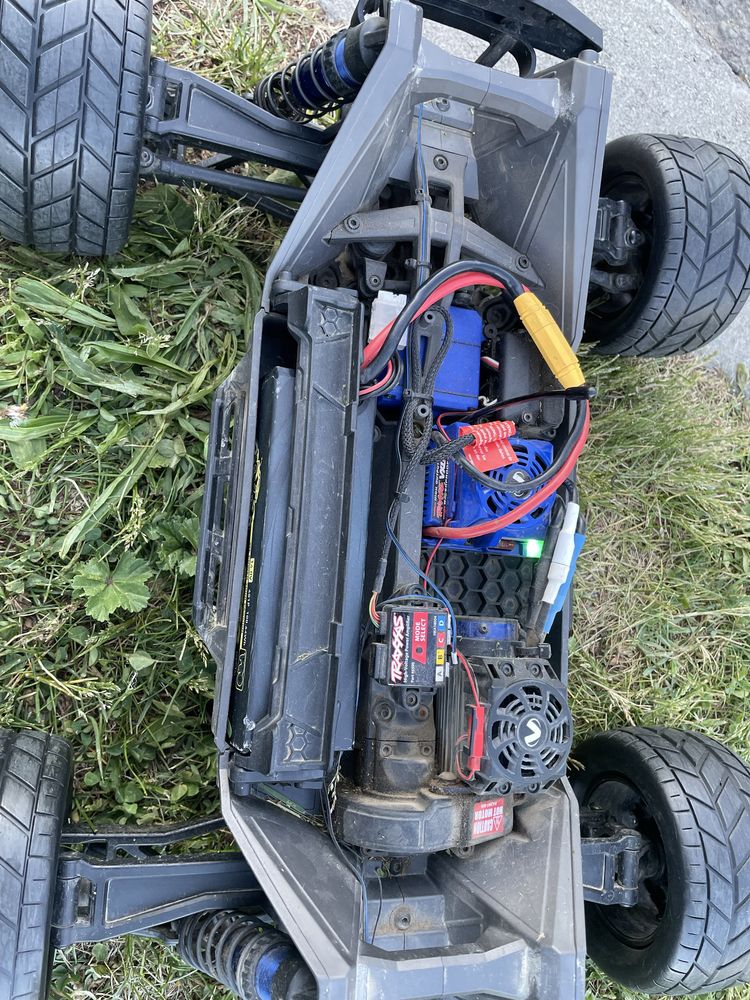 Количка с дистанционно TRAXXAS MAX