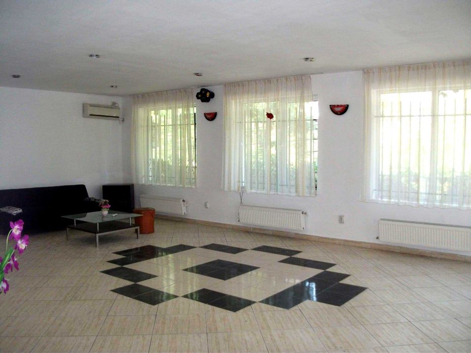 De vanzare vila cu spatii comerciale