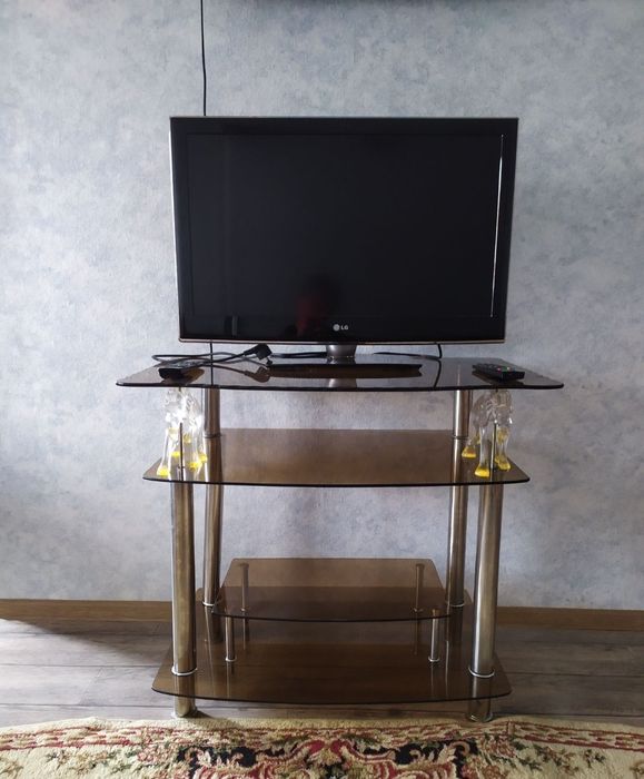Стеклянный стол под телевизор