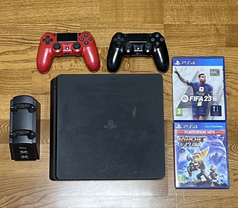 Продавам Playstation 4 в отлично състояние