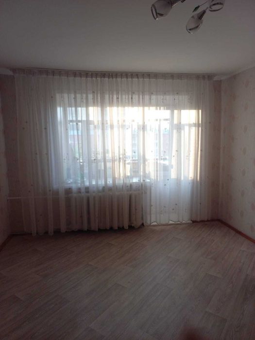Продам 2 комн. квартиру ленинградку. по улице Конституции.