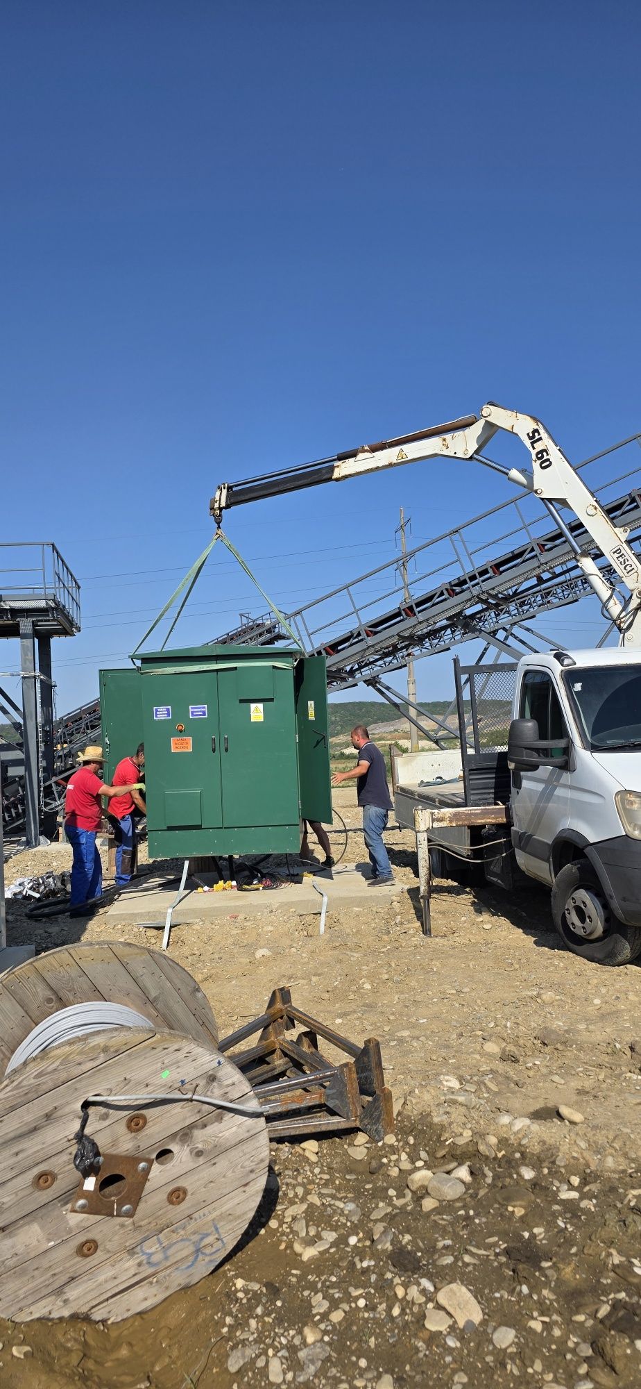 Transport materiale construcții cu macara