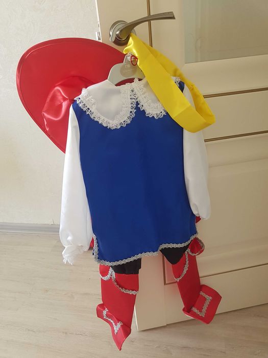 Костюмы 3 шт, новогодние детские, в отличном состоянии