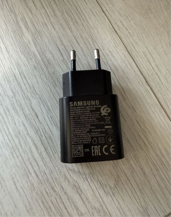 • Incarcator • Cablu USB • Iphone