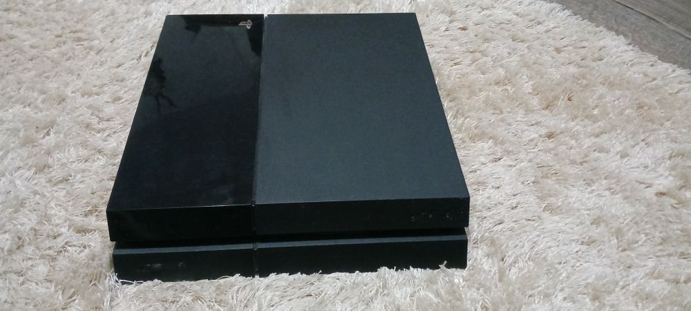 Playstation 4 + un controler , toate cablurile