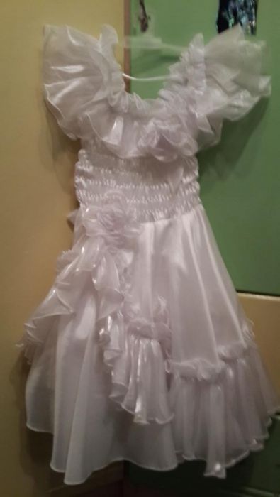 Платье нарядное белое
