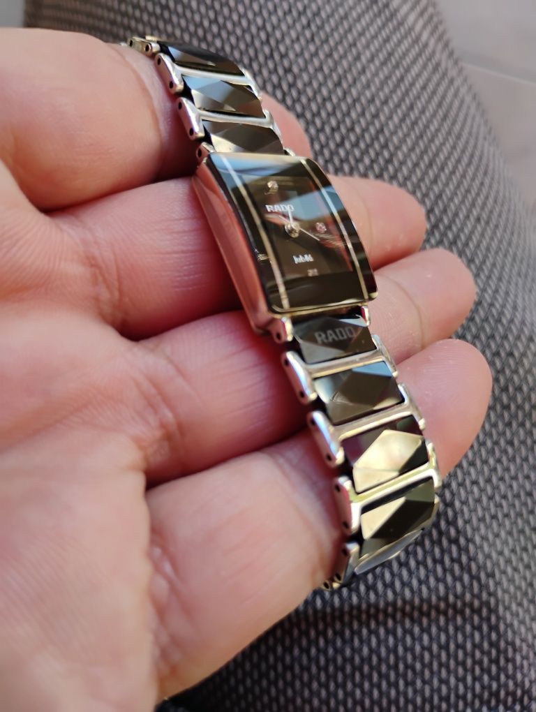 Продавам дамски часовник RADO