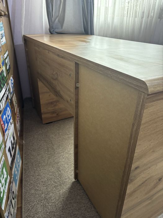 Vând birou in stere foarte buna .