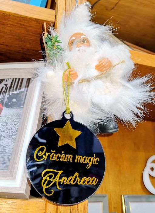 Globuri din plexiglas cu nume și mesaj.