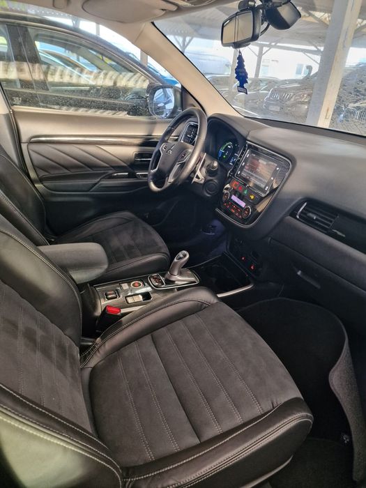 Outlander Plug-In Hibrid 83000km baterie NOUA!