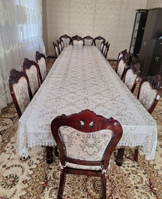 Стол и стулья комплект  очень хороший есть доставка