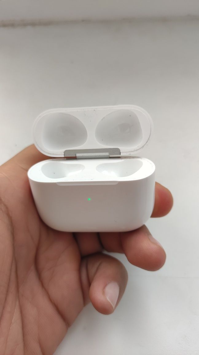 Продам оригинал кейс от airpods 3