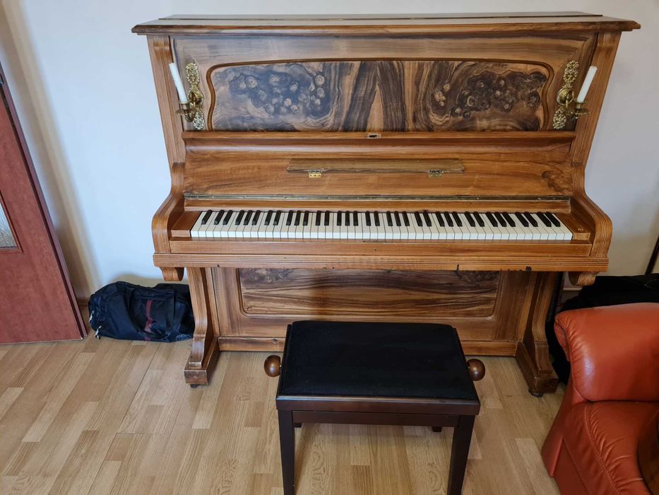 Pianina verticala clasica din lemn