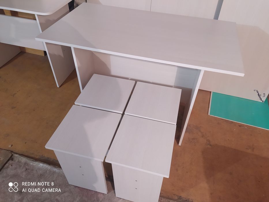 Стол с табуретками