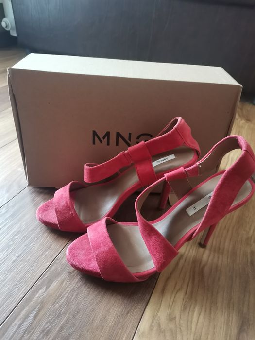 Дамски сандали на висок ток.