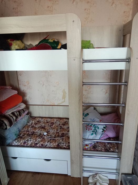 Двухъярусная кровать без матрасов.