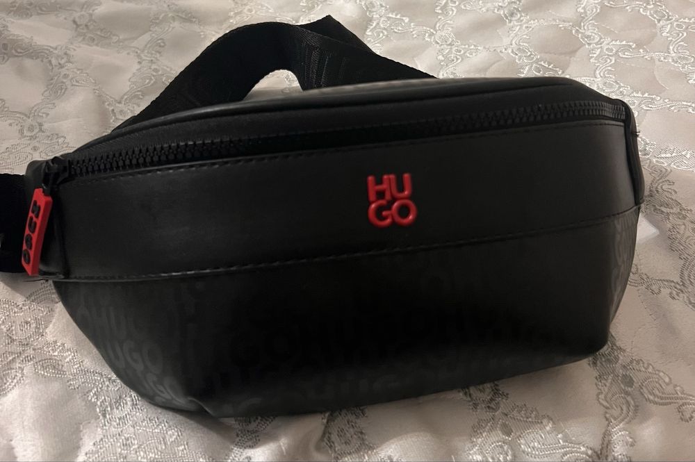 Мъжка чанта / Hugo / банан / паласка / през рамо