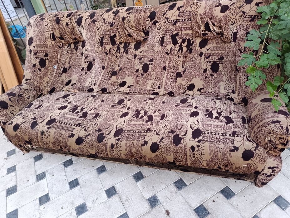 Срочно!Дёшево!Продам большой диван для гостиной