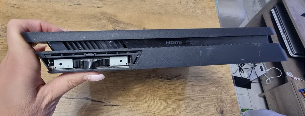 Плейстейшан 4 Slim Конзоли