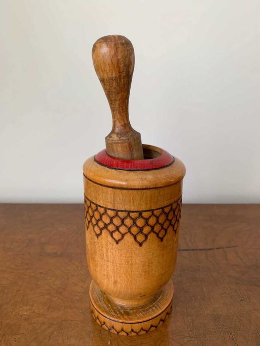 Дървено хаванче орехотрошачка мелничкa поставки за яйца сет подправки