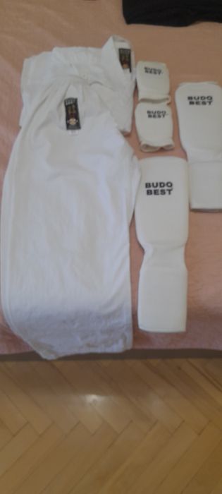 Кимоно за карате с протектори в перфектно състояние