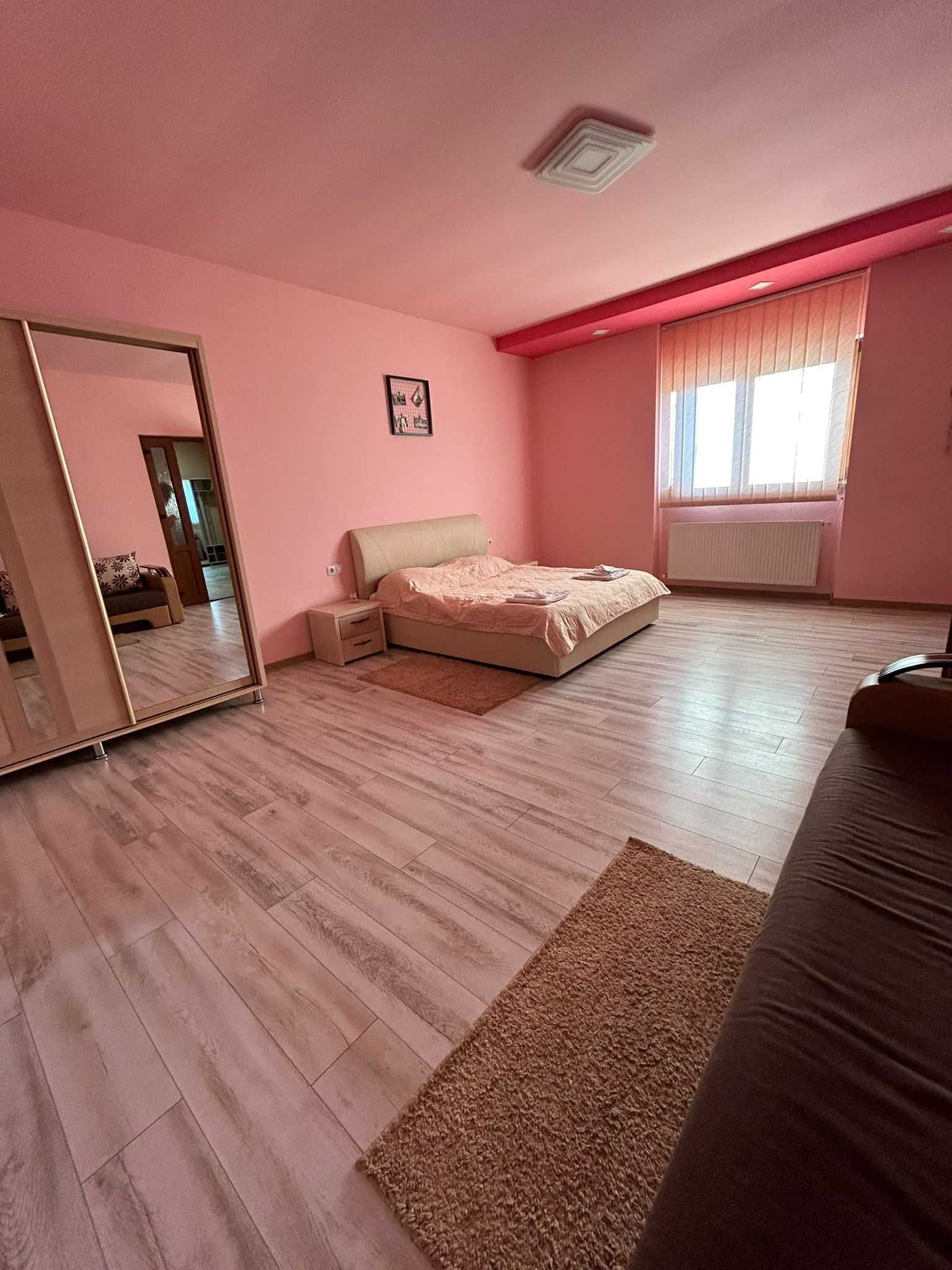 De închiriat apartament in regim hotelier.